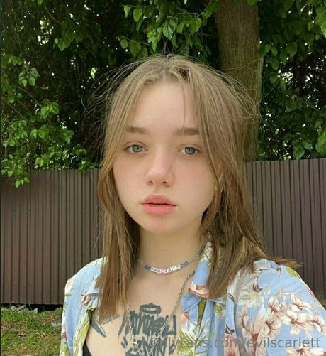 evilscarlett model adult img