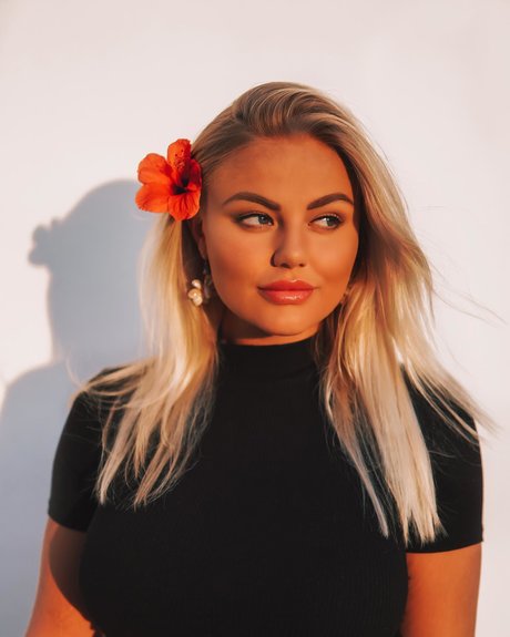 Julia Markham exclusive actress img