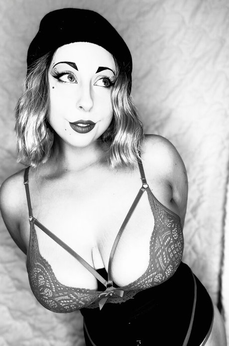 Adelayarmstrong pornstar naked img