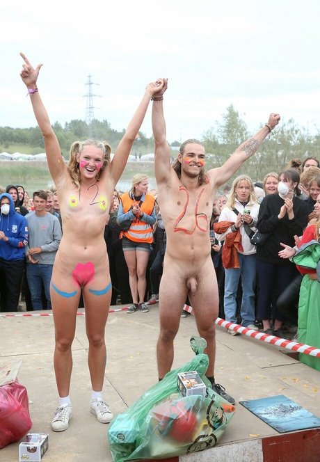 Lily Lowe naked model picture