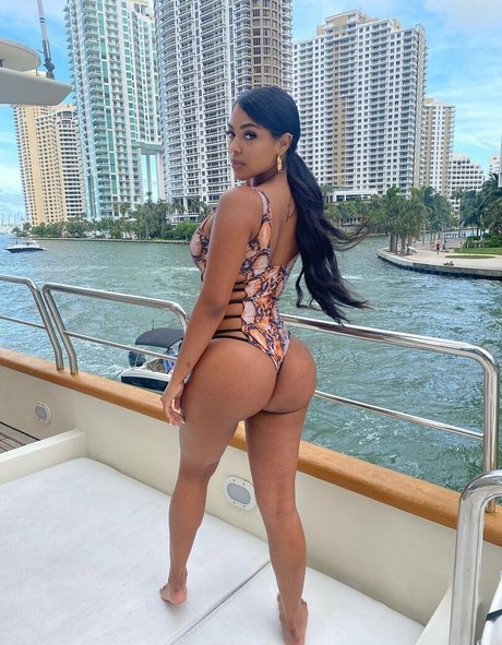 nataliemor exclusive model image