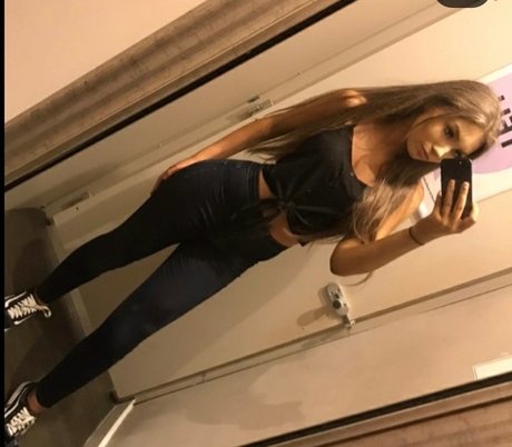 Elise Clayton model nude pictures