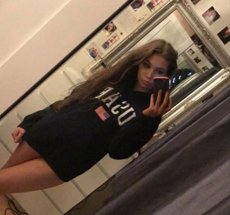 Elise Clayton model naked photo