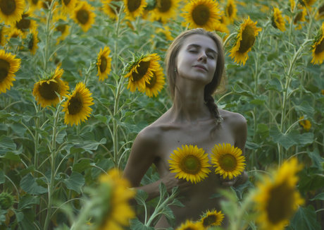 Chloe Leafs naked model pictures