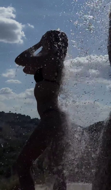 Shanti Tan star art photo