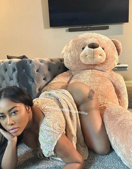 moreofmoriah model free photo