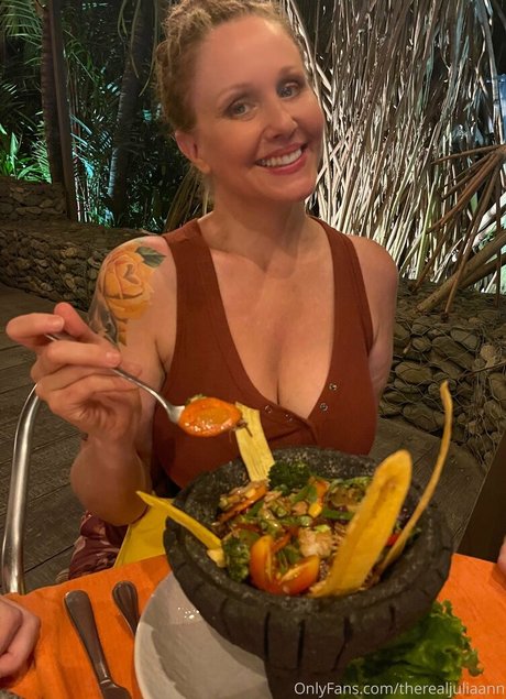 TheRealJuliaAnn nice model pic