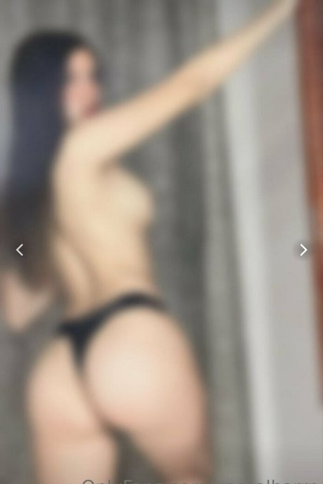 yessalbarrn naked model photo