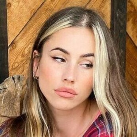 Gaelle Garcia Diaz nude model image