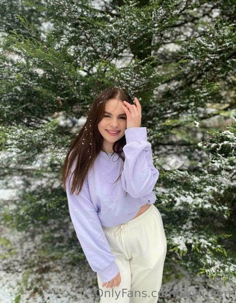 skyli kerr model free photo