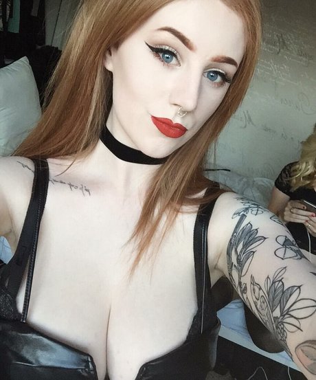 Hollie Rutter star art pictures