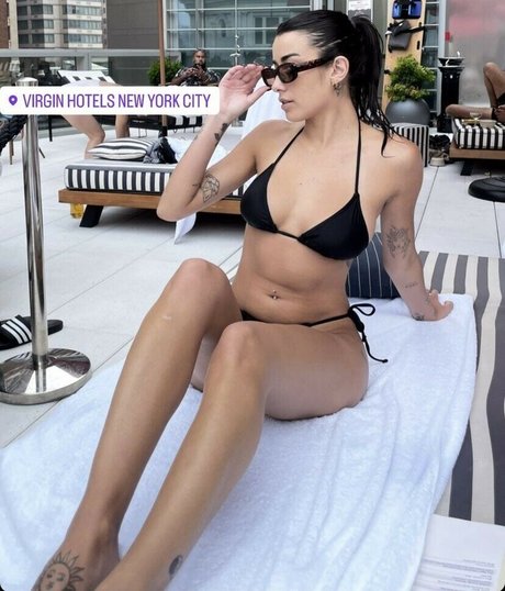 dela roo top actress img