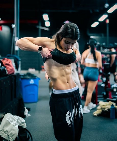 Sara Saffari high quality actress pictures