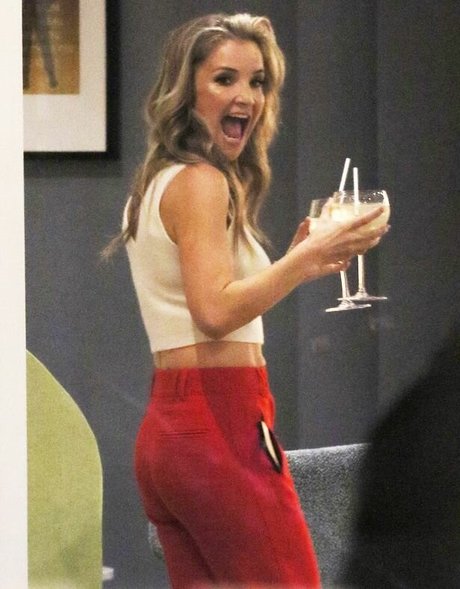 Helen Skelton art star img