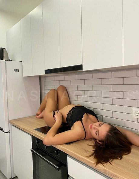 gress free beautiful model image