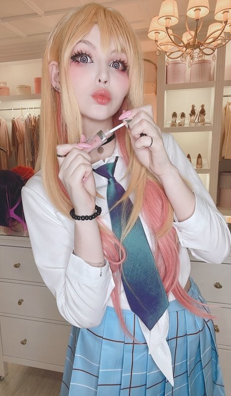 Tsuki Desu model free pictures