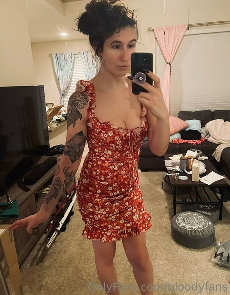 bloodyfans model nude photo