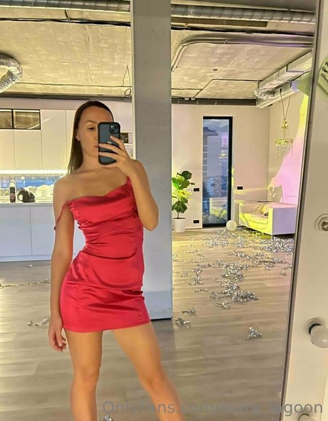 laura lagoon nude model photo