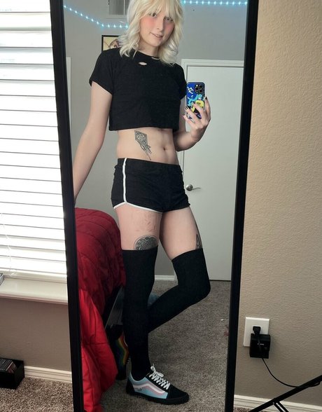 RoseWaltzEX model erotic picture