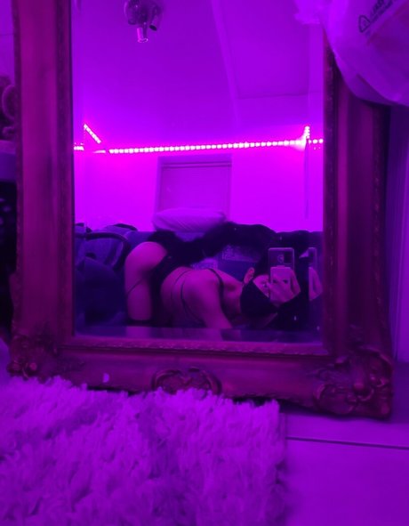 twinku naked model pic