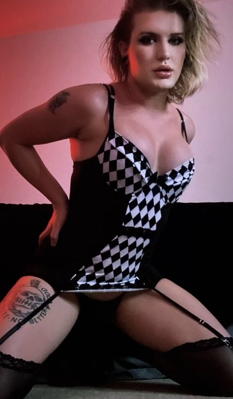 Jamie Senegal naked actress pics