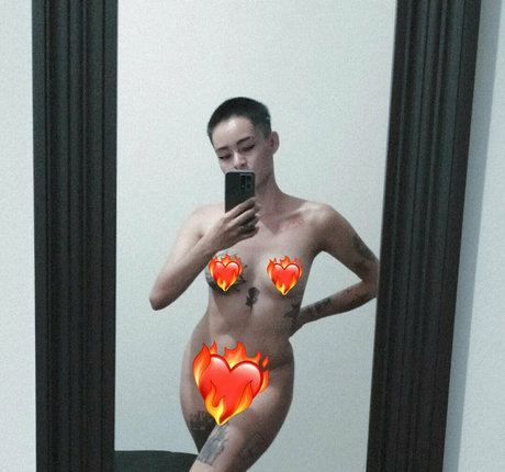 loveaxlgnr hot star picture