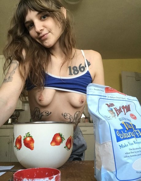 parisbush model xxx photo