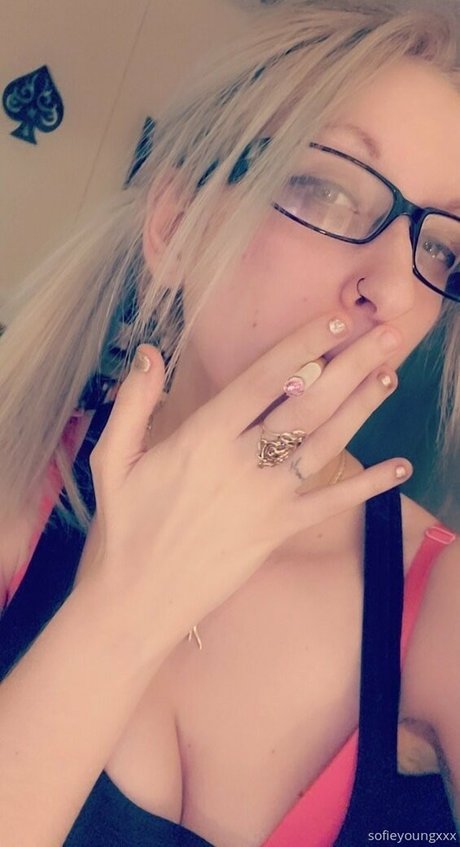 sofieyoungxxx naked model image