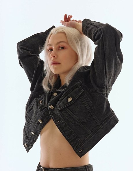 Phoebe Bridgers model high quality pictures