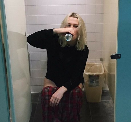 Phoebe Bridgers adult actress image