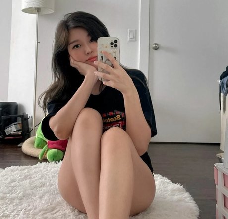 Kang Hee Yoon free star picture