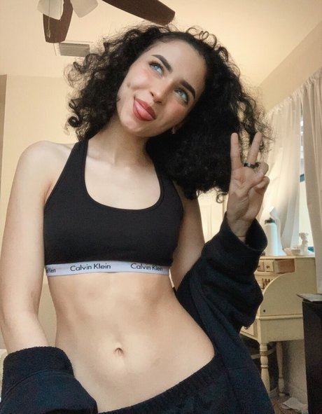 Ashleyrqe model erotic photo