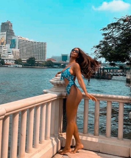 Ainett Stephens exclusive star pics