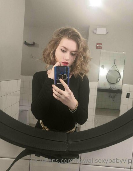 petite blonde onlyfans exclusive picture