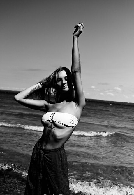 avacanary pretty model pic