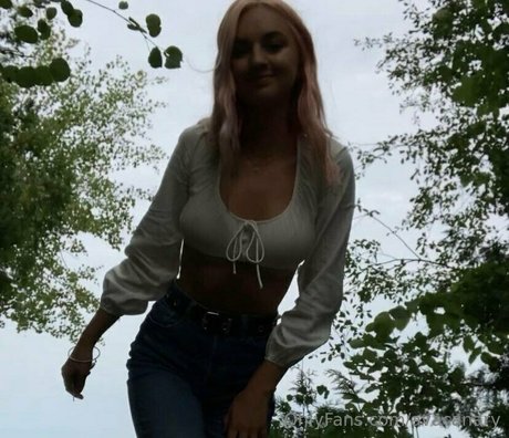 avacanary naked star pictures