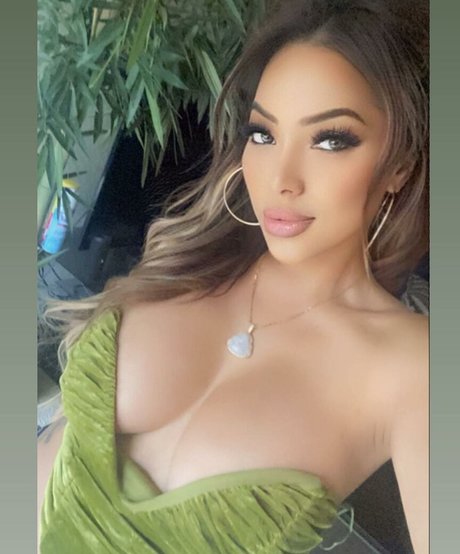 skylee143 nudes model pics