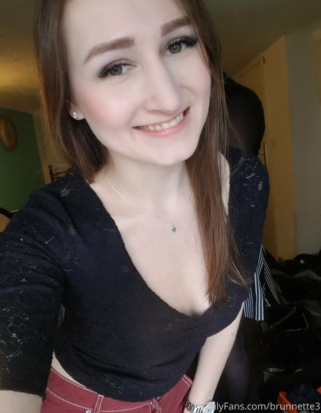 brunnette3 model naked picture