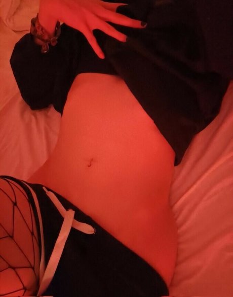 Yonaghoul naked model picture