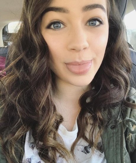 Mary Mouser adult actress img