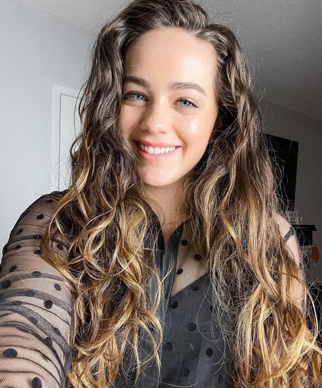 Mary Mouser high quality star photo