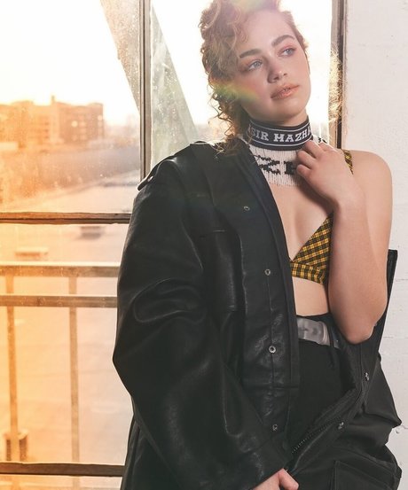 Mary Mouser model nudes photos