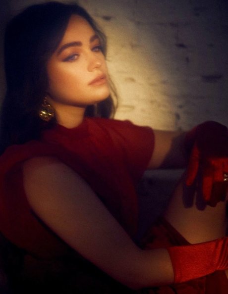 Mary Mouser pornographic actress gallery