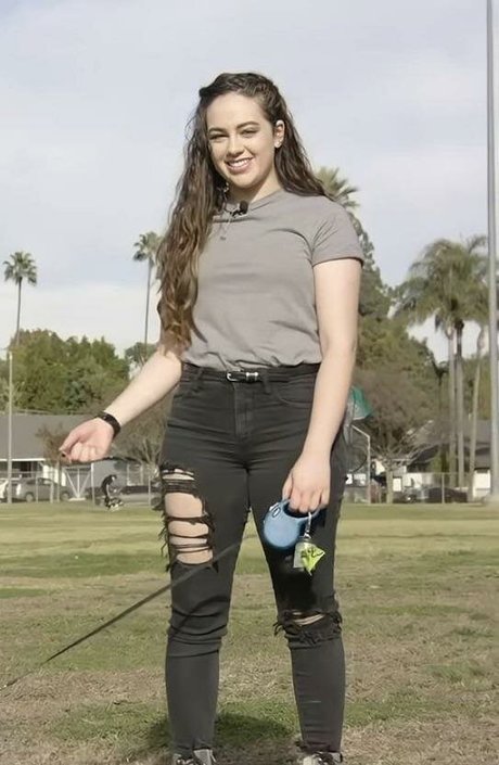 Mary Mouser beautiful model image