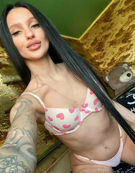 charming megan top star pic