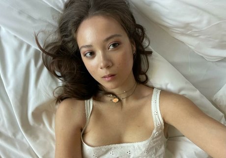 Laufey Lin naked model picture