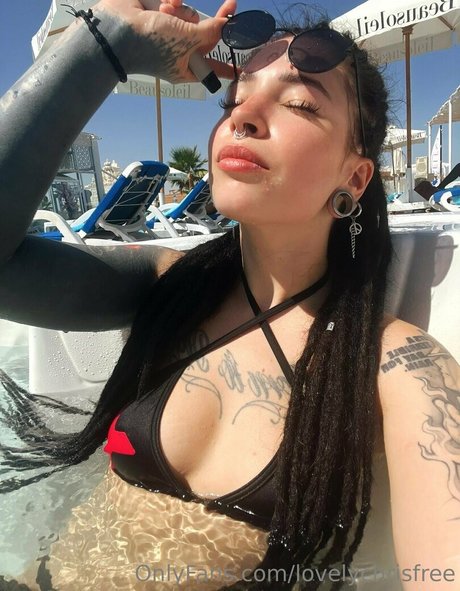 lovelychrisfree adult model pictures