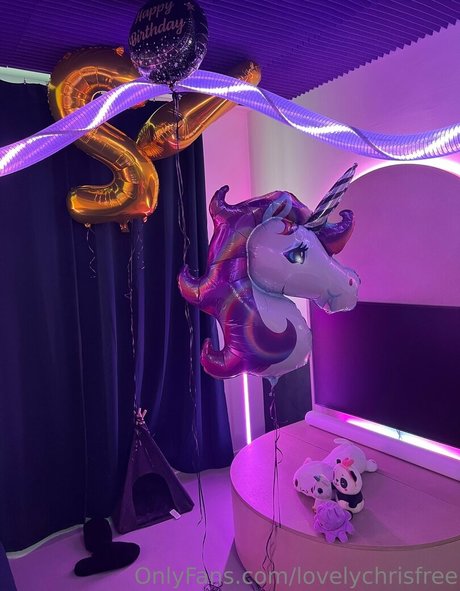 lovelychrisfree naked model picture