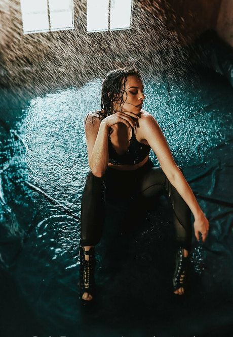 urr private dance model pretty pic