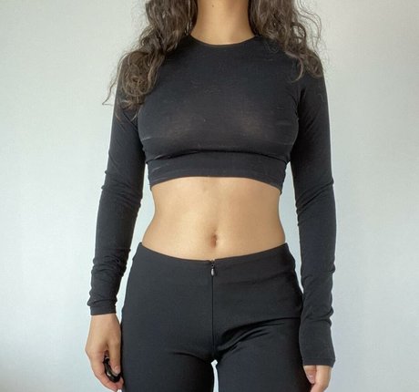 Depop Wins model erotic images